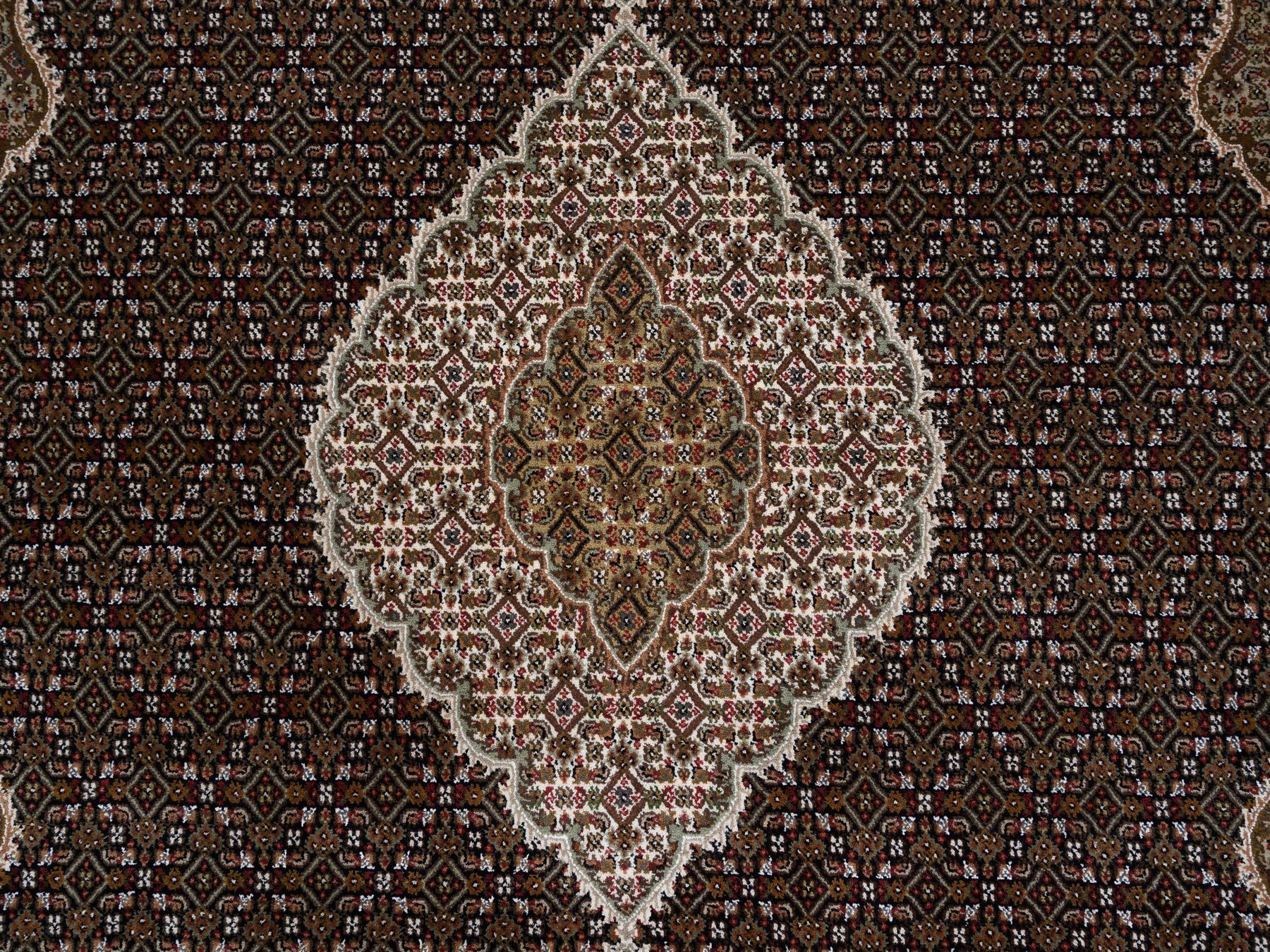 Traditional Rugs LUV569646